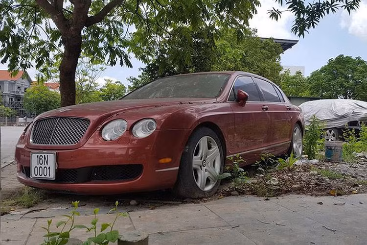 Không rõ nguyên nhân là gì, nhưng rõ ràng hình ảnh chiếc Bentley Continental Flying Spur này làm bạn với bụi trong nhiều năm đã khiến không ít người đau lòng. Tuy nhiên, gần đây khi giới mê xe tại Hải Phòng bắt gặp chiếc Bentley Continental Flying Spur cũ trong ngoại hình mới đầu sang chảnh đã khiến họ bất ngờ và ngạc nhiên.