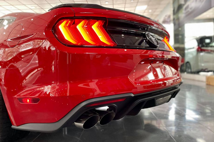 Bên trong khoang lái, Ford Mustang High Performance có cấu hình ghế 2+2 với sự ưu tiên dành tối đa cho hàng ghế trước, hàng ghế sau do có kích thước khiêm tốn nên chủ yếu chỉ dành cho việc cất đồ hoặc trẻ em ngồi.