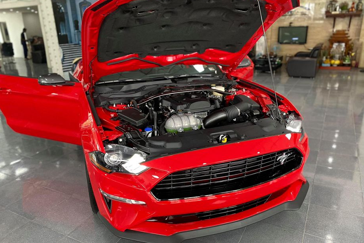 Sự thay đổi của xe chủ yếu tới từ các trang bị như gương chiếu hậu màu xám, logo gắn trên lưới tản nhiệt đặc trưng, mâm xe 19 inch độc quyền, huy hiệu High Performance 2.3L gắn ở thân xe.