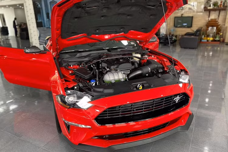 Sự thay đổi của xe chủ yếu tới từ các trang bị như gương chiếu hậu màu xám, logo gắn trên lưới tản nhiệt đặc trưng, mâm xe 19 inch độc quyền, huy hiệu High Performance 2.3L gắn ở thân xe.