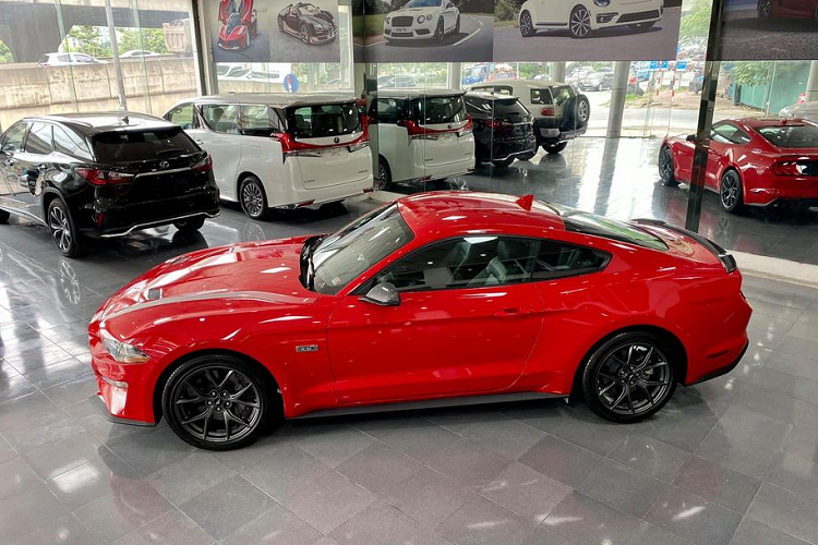 Sức mạnh của mẫu xe này cũng được gia tăng lên 330 mã lực, tăng 20 mã lực so với phiên bản Mustang EcoBoost 2.3L tiêu chuẩn dù cùng sử dụng động cơ 2.3 EcoBoost quen thuộc. Ngoài ra, lượng mô-men xoắn tạo ra của phiên bản High Performance được giữ nguyên ở mức 475 Nm. Giá xe Ford Mustang 2020 bản High Performance được ước tính không dưới 3 tỷ đồng, đắt hơn so với phiên bản thường.