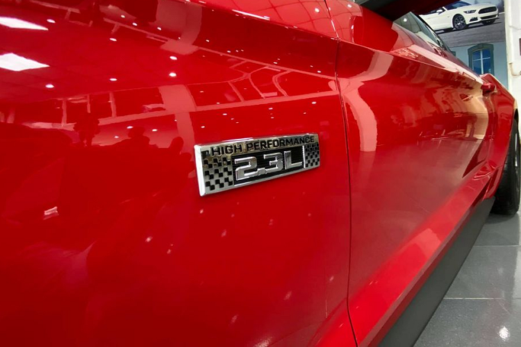Bên cạnh đó, Mustang High Performance 2020 còn sở hữu tới 4 màu sắc ngoại thất mới với tên gọi mĩ miều, bao gồm Đỏ Red hot Metallic Tinted Clearcoat, Xanh Grabber Lime, Bạc Iconic Silver và Cam Twister Orange.