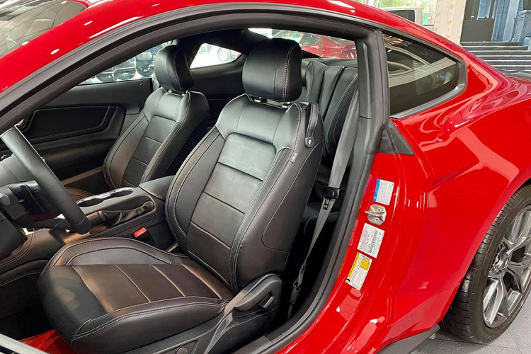 Các trang bị trên xe gồm có vô-lăng bọc da 3 chấu với các phím chức năng và lẫy chuyển số, hệ thống điều hoà tự động, ghế bọc da có chức năng sưởi và làm mát, màn hình giải trí cỡ lớn, màn hình công-tơ-mét dạng LCD, logo phiên bản gắn ở nhiều vị trí...