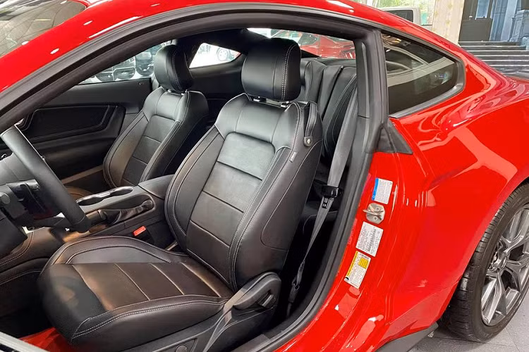 Các trang bị trên xe gồm có vô-lăng bọc da 3 chấu với các phím chức năng và lẫy chuyển số, hệ thống điều hoà tự động, ghế bọc da có chức năng sưởi và làm mát, màn hình giải trí cỡ lớn, màn hình công-tơ-mét dạng LCD, logo phiên bản gắn ở nhiều vị trí...