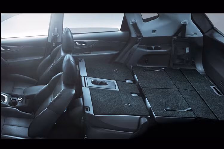 Với Hệ thống bật mở đèn tự động; Gương chiếu hậu điều chỉnh và gập điện với đèn báo rẽ tích hợp; Gạt nước tự động, cảm biến mưa; Chìa khóa thông minh; Màn hình cảm ứng 7 inch; 6 loa;...