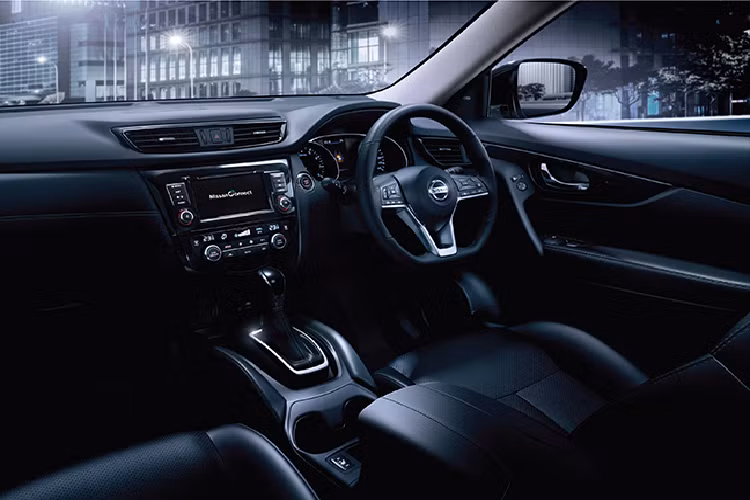 Tổng công suất tối đa mà cỗ máy hybrid này đạt được là 179 mã lực. Xe sử dụng hộp số tự động 7 cấp XTRONIC CVT với Chế độ manual (M-CVT), dẫn động 4 bánh, dung tích bình xăng 60 lít.