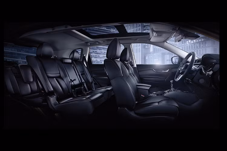 Một số trang bị đáng chú ý ở bản X-trail Thái Lan gồm: Bánh xe hợp kim 17 inch với lốp 225/65 R17; Cửa sổ trời toàn cảnh, chỉnh điện; Cốp điện; Đèn pha, đèn hậu LED và đèn chạy ban ngày LED;