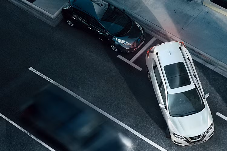 Cả 2 phiên bản Nissan X-trail hybrid giảm giá trên đều sử dụng động cơ lai 2.0l. Trong đó bao gồm một động cơ 2.0L 4 xi-lanh DOHC 16 van Twin C-VTC, công suất 144 mã lực tại 6.000 vòng/phút, mô-men xoắn cực đại 200 Nm ở vòng tua 4.400 vòng/phút và một mô tơ điện có công suất tối đa 41 mã lực, mô-men xoắn 160 Nm và pin Li-ion 202 volt có công suất 887 watt/giờ.