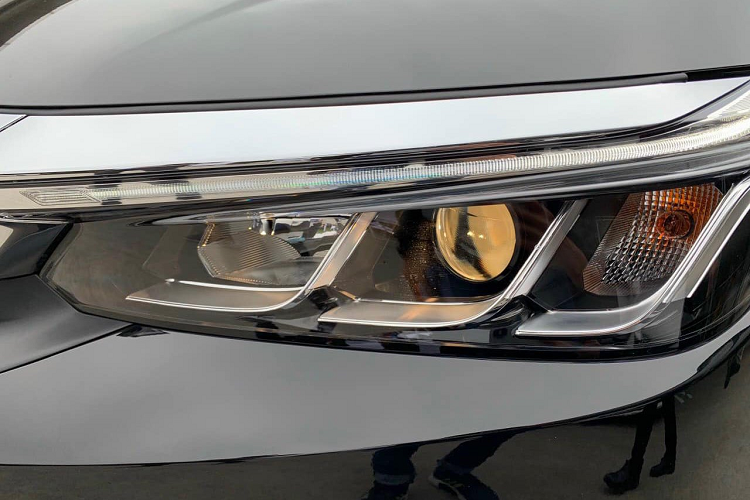 Theo bảng thông số đã rò rỉ trước đó, phiên bản Honda City G thế hệ mới vẫn được trang bị màn hình giải trí 8 inch với Apple Carplay và Android Auto, chế độ đàm thoại rảnh tay, kết nối Bluetooth, USB, FM Radio, hệ thống âm thanh 4 loa, điều hòa chỉnh cơ 1 vùng, đèn cốp,... So với các bản cao cấp hơn, bản G bị cắt bỏ bệ tựa tay cho ghế lái, hộc đồ khu vực khoang lái, tựa tay hàng ghế sau tích hợp đựng cốc. Ghế xe cũng chỉ được bọc nỉ thay vì bọc da.