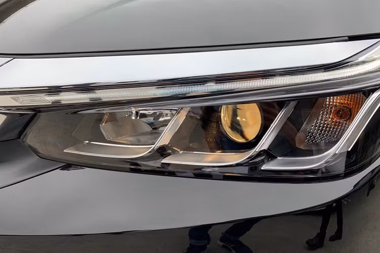 Theo bảng thông số đã rò rỉ trước đó, phiên bản Honda City G thế hệ mới vẫn được trang bị màn hình giải trí 8 inch với Apple Carplay và Android Auto, chế độ đàm thoại rảnh tay, kết nối Bluetooth, USB, FM Radio, hệ thống âm thanh 4 loa, điều hòa chỉnh cơ 1 vùng, đèn cốp,... So với các bản cao cấp hơn, bản G bị cắt bỏ bệ tựa tay cho ghế lái, hộc đồ khu vực khoang lái, tựa tay hàng ghế sau tích hợp đựng cốc. Ghế xe cũng chỉ được bọc nỉ thay vì bọc da.