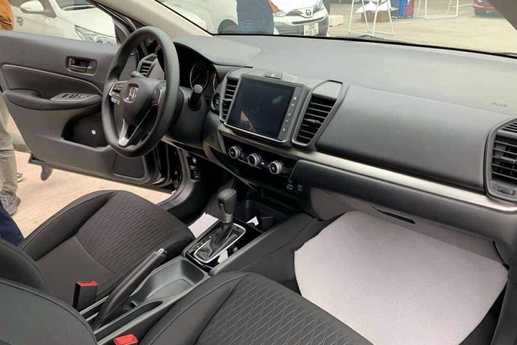 Các trang bị an toàn tiêu chuẩn trên Honda City gồm có hệ thống cân bằng điện tử VSA, hệ thống kiểm soát lực kéo TCS, hệ thống chống bó cứng phanh ABS, hệ thống phân phối lực phanh điện tử EBD, hỗ trợ lực phanh khẩn cấp BA, hỗ trợ khởi hành ngang dốc HAS, đèn cảnh báo phanh khẩn cấp ESS, tự động khóa cửa khi vận hành, nhắc nhở cài dây an toàn,...