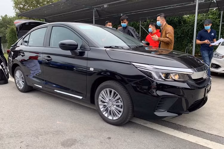 Mẫu Honda City 2021 bản G mới có màu sơn đen, thiết kế có nhiều điểm khác mới so với bản hiện hành. Cụ thể, đèn pha chia 3 khoang cách biệt. Một dải crom sáng nối liền 2 cụm đèn pha cũng như tạo thành một dải vòng phía đầu xe. Phiên bản City G tiêu chuẩn có một số điểm khác biệt với bản RS cao cấp như không có đèn sương mù hay đèn xi nhan không tích hợp với gương chiếu hậu. Lưới tản nhiệt dạng thanh ngang thay vì dạng tổ ong. Mâm xe kích cỡ 15 inch nhỏ hơn và thiết kế mâm xe đa chấu khác biệt so với bản RS cao cấp.