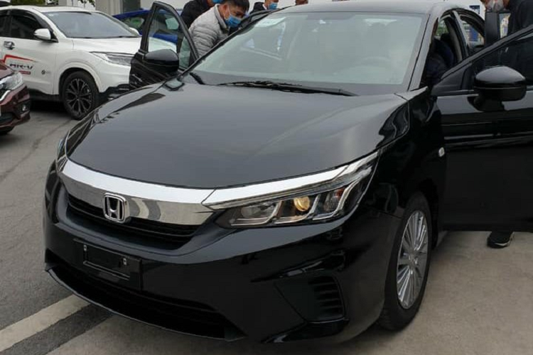 Theo thông báo chính hãng, Honda City 2021 sẽ chính thức ra mắt vào ngày 9/12 tới đây nhưng phải đến tận đầu tháng 1/2021 tới mới bắt đầu giao xe. Điều này khiến nhiều khách hàng lỡ mất cơ hội mua City với mức giảm 50% phí trước bạ. Đây cũng là mẫu xe hiếm hoi của Honda Việt Nam được lắp ráp trong nước. Mức giá xe Honda City G 2021 cũng chưa được tiết lộ.