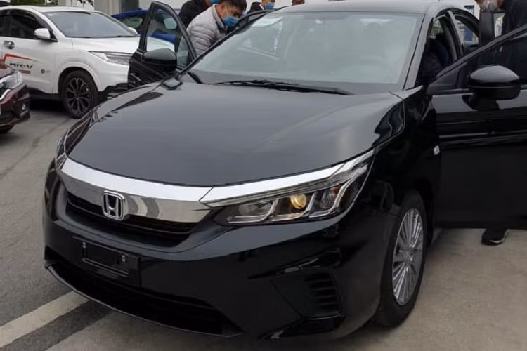 Theo thông báo chính hãng, Honda City 2021 sẽ chính thức ra mắt vào ngày 9/12 tới đây nhưng phải đến tận đầu tháng 1/2021 tới mới bắt đầu giao xe. Điều này khiến nhiều khách hàng lỡ mất cơ hội mua City với mức giảm 50% phí trước bạ. Đây cũng là mẫu xe hiếm hoi của Honda Việt Nam được lắp ráp trong nước. Mức giá xe Honda City G 2021 cũng chưa được tiết lộ.