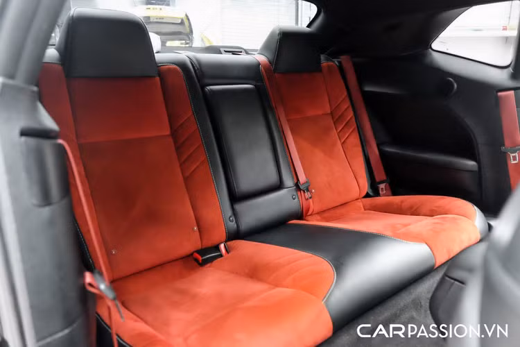 Mẫu xe cơ bắp Mỹ sở hữu khoang nội thất bọc da cao cấp và cách bố trí các chi tiết bên trong khoang lái tương đối ấn tượng. Người lái có thể lựa chọn nhiều chế độ lái khác nhau như thể thao, mặc định…, hệ thống treo thích ứng với 3 chế độ. Hệ thống giải trí trên xe bao gồm 18 loa Harman Kardon và màn hình TFT sắc nét.