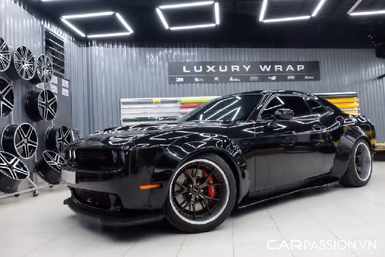 Được biết, giá xe Dodge Challenger SRT khi về Việt Nam vào năm 2016 có mức bán ra từ đại lý tư nhân lên đến hơn 6 tỷ đồng - đó là chưa kể đến việc chiếc xe cơ bắp Mỹ này đã được chủ nhân trang bị hàng loạt đồ chơi hàng khủng đắt tiền khác nữa.