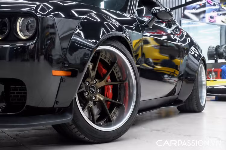 Ngoài ra, mâm xe có phần viền bên ngoài bằng kim loại đánh bóng, các nan bên trong sơn màu nâu lạ mắt. Ẩn phía sau là hệ thống phanh đĩa hiệu năng cao bao gồm đĩa phanh cỡ lớn kết hợp với cùm phanh Brembo sơn đỏ. Nắp nhiên liệu cũng là một chi tiết thú vị, với thiết kế đơn giản nhưng lại được mạ chrome sáng bóng, nổi bật trên lớp sơn đen ở phần ngoại thất. Bên hông xe có hai cánh gió hông bằng sợi carbon và trọng tâm xe được hạ thấp xuống bằng hệ thống treo mới của BC Racing.