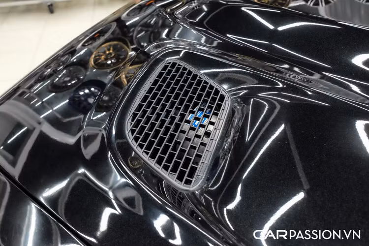 Dodge Challenger SRT 392 sử dụng khối động cơ V8 hút khí tự nhiên, có dung tích “khủng” 6.4 lít, sản sinh công suất tối đa 485 mã lực và mô men xoắn cực đại đạt mức 643 Nm. Khách hàng có thể tùy chọn hộp số sử dụng trên xe là hộp số tay 6 cấp hoặc hộp số tự động 8 cấp, đi kèm lẫy số tay giúp thời gian sang số giảm xuống còn 160 mili giây.