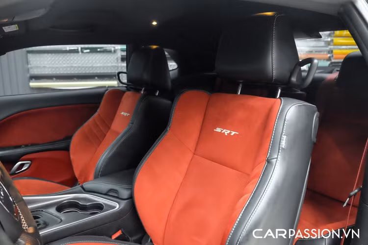 Ở khu vực phía dưới có một số sự thay đổi, xe được trang bị một bộ khuếch tán gió có cấu tạo từ sợi carbon “siêu nhẹ”, toàn bộ hệ thống ống xả nguyên bản phải nhường chỗ cho các chi tiết mới của thương hiệu AWE Tuning. Với ống xả độ mới, âm thanh phát ra từ 4 họng xả không chỉ uy lực mà còn tạo cảm giác phấn khích cho người lái.