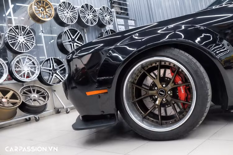 Hệ thống đèn chiếu sáng trên Challenger có biệt danh “Angel Eyes” kết hợp cùng với đèn LED ban ngày hiện đại, đèn hậu cỡ lớn hình chữ nhật với đèn viền sử dụng công nghệ LED và đèn phanh khẩn cấp tích hợp kính chắn gió phía sau. Logo “SRT” trên lưới tản nhiệt được sơn đỏ làm điểm nhấn. Thân xe gây ấn tượng với các miếng ốp vòm bánh xe, nổi bật không kém phải kể đến bộ mâm độ đến từ thương hiệu RSV Forged và có giá bán khoảng 180 triệu Đồng. Bộ mâm RS-1 trên xe có dạng 5 chấu kép và được cấu tạo từ 3 mảnh riêng biệt, nối lại với nhau thông qua những chiếc bu-lông.