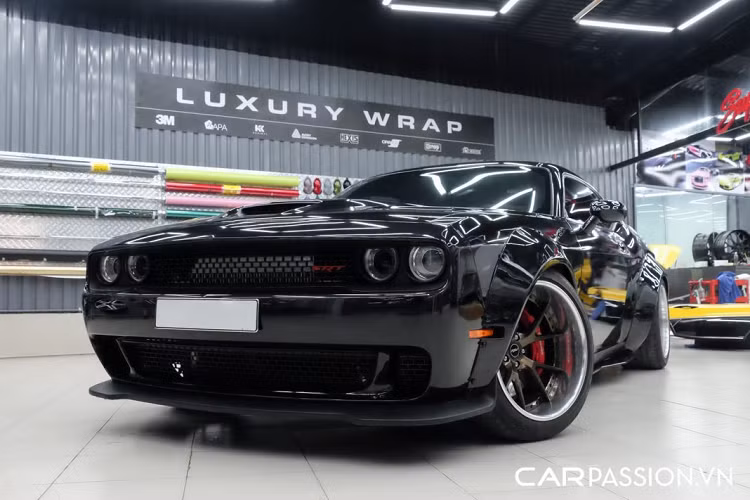 Với hộp số tự động 8 cấp thì xe có khả năng tăng tốc từ 0-100 km/h trong vòng 4,5 giây và mất 12 giây để hoàn thành quãng đường 400m. Tuy nhiên, xe còn được chủ nhân nâng cấp với bộ siêu nạp của thương hiệu Procharger giúp cho công suất máy tăng thêm 120 mã lực, chạm ngưỡng 605 mã lực và sẵn sàng cho những pha bứt tốc mạnh mẽ.