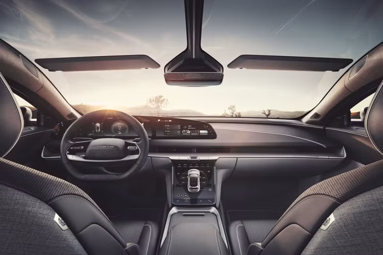 Giá xe Lucid Air Touring 2022, từng được hãng xe Mỹ xác nhận có giá từ 95.000 USD (hoặc 87.500 USD sau khi hưởng ưu đãi thuế). Lucid Air Touring cũng có khoảng cách di chuyển 653 km nhưng được trang bị 2 môtơ điện, dẫn động tất cả các bánh, và công suất được đẩy lên 620 mã lực. Mẫu xe này tăng tốc 0-96 km/h trong 3,2 giây, hoàn thành quãng đường 402 m trong 11,4 giây ở tốc độ 197,9 km/h, trước khi đạt vận tốc tối đa 250 km/h. Hai biến thể đầu tiên của Lucid Air 2022 ra mắt thị trường trong quý II/2021 sẽ là Air Grand Touring và Air Dream Edition.