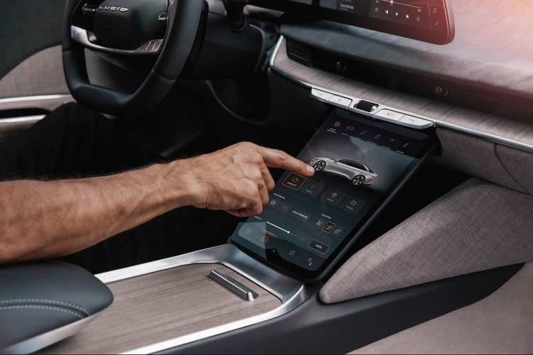 Các tính năng trên Lucid Air bản tiêu chuẩn gồm nội thất PurLuxe mang chủ đề Mojave, màn hình khoang lái 34 inch, cùng gói trợ lái DreamDrive.