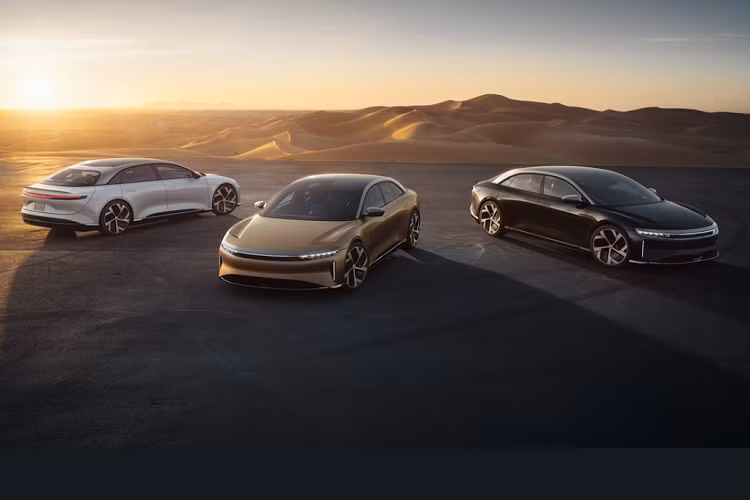 Ra mắt thị trường Mỹ năm 2022, Lucid Air 2022 mới bản tiêu chuẩn sẽ được trang bị một môtơ điện cho công suất 480 mã lực. Khách hàng có thể chọn bản 2 môtơ điện với dẫn động tất cả các bánh.