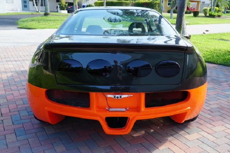 Chiếc xe có 119.091 km trên đồng hồ công tơ mét và người bán khẳng định đã chi ra khoảng 12.000 USD cho nó. Đó là một số tiền không nhỏ đối với một chiếc xe nhái, nhưng người bán nói rằng đã làm thế “cho vui, lời bình luận và bàn tán”. Thậm chí người bán còn cho biết rằng từng có người dừng lại chụp ảnh với chiếc xe và hỏi nó là Bugatti đời nào.