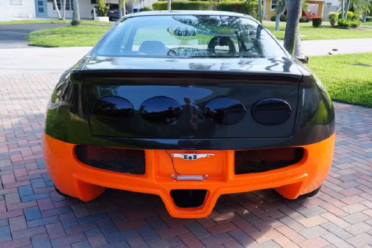 Chiếc xe có 119.091 km trên đồng hồ công tơ mét và người bán khẳng định đã chi ra khoảng 12.000 USD cho nó. Đó là một số tiền không nhỏ đối với một chiếc xe nhái, nhưng người bán nói rằng đã làm thế “cho vui, lời bình luận và bàn tán”. Thậm chí người bán còn cho biết rằng từng có người dừng lại chụp ảnh với chiếc xe và hỏi nó là Bugatti đời nào.