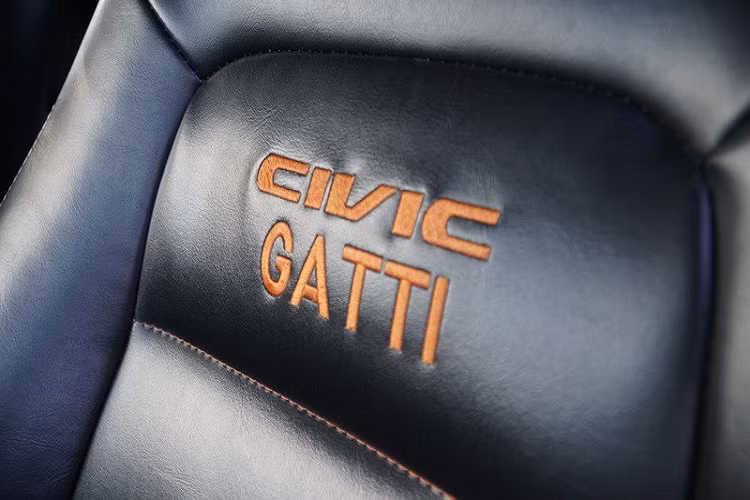 Nhìn vào đuôi xe, mọi thứ lại được cải thiện một chút khi tấm cản va trông khá giống với loại được sử dụng trên Veyron thật. Bên cạnh đó, chiếc Civic đội lốt Veyron còn cố gắng thuyết phục người nhìn hơn bằng hệ thống 4 đèn hậu tròn, nhưng tất nhiên là nỗ lực này cũng thất bại mà thôi.