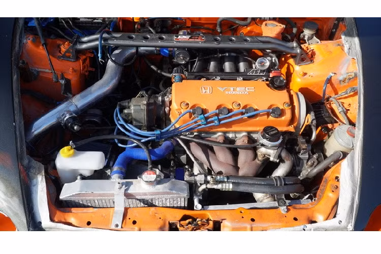 Không giống vẻ ngoài, nội thất xe gần như được bê nguyên sang từ Honda Civic đời 1993, nhưng lời miêu tả bán hàng có nói rằng nội thất đã nhận được số trang bị nâng cấp trị giá 1.600 USD. Một vài điểm nhấn trong số thay đổi là một “bảng đồng hồ kỹ thuật số độ” và một hệ thống âm thanh hậu mãi với 4 loa ở mỗi cửa. Chiếc xe cũng có ghế bọc da với hàng chữ “Civic Gatti”.