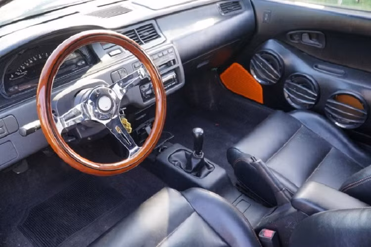 Công bằng mà nói, bộ kit đã làm nhái khá tốt phía trước của siêu xe Veyron, nhưng nhìn vào tấm cản va trầy xước và hốc gió hư hỏng, ta có thể thấy rằng chủ xe đã không làm tốt công việc giữ gìn. Tuy nhiên, một khi nhìn sang bên sườn, ta có thể nhanh chóng nhận ra đây chắc chắn là một chiếc Bugatti nhái với kích thước bất hợp lý, khác xa so với hàng thật.