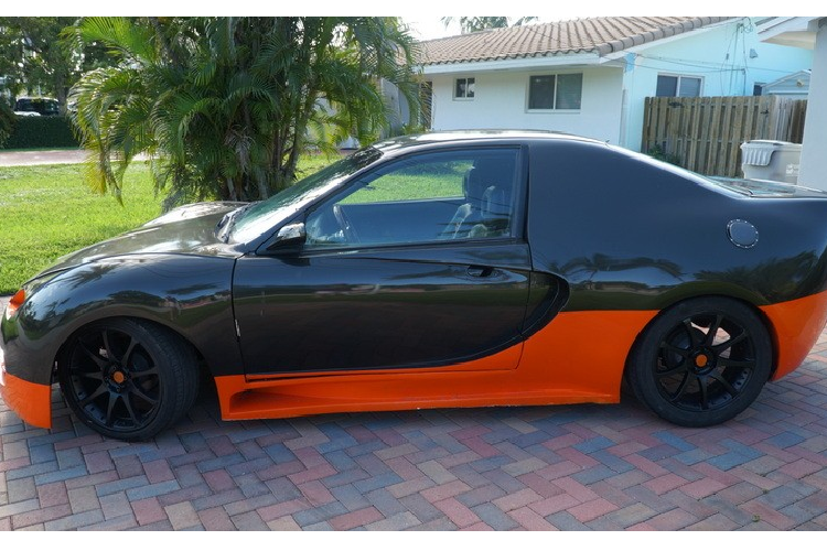 Chiếc Bugatti Veyron hàng nhái này thực chất là một chiếc Honda Civic 1993 với một bộ kit thân vỏ bằng sợi thủy tinh được thiết kế đặc biệt để giúp nó biến thành Veyron. Hiện nay, chiếc xe đang được chào bán trên eBay với cái giá rẻ chỉ 4.500 USD (tương đương 105 triệu đồng).