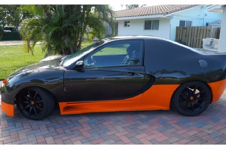 Chiếc Bugatti Veyron hàng nhái này thực chất là một chiếc Honda Civic 1993 với một bộ kit thân vỏ bằng sợi thủy tinh được thiết kế đặc biệt để giúp nó biến thành Veyron. Hiện nay, chiếc xe đang được chào bán trên eBay với cái giá rẻ chỉ 4.500 USD (tương đương 105 triệu đồng).