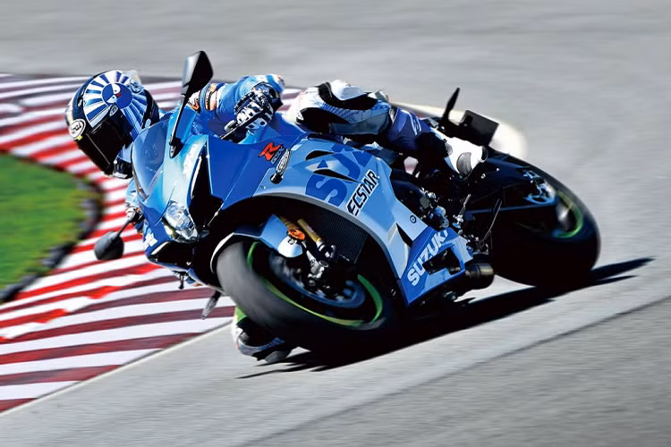 Đặc biệt, mẫu Suzuki GSX-R1000 đặc biệt này cũng mang ý nghĩa tôn vinh những mẫu xe đua trong giải Suzuki Grand Prix những năm 1960 cũng như chiếc Ecstar GSX-RR MotoGP hiện tại.