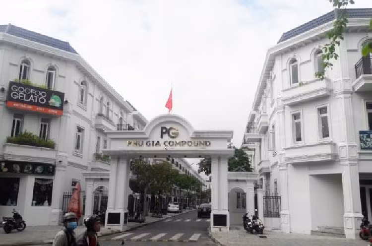 Dự án Phú Gia Compound thuộc phường Tam Thuận, quận Thanh Khê. Tháng 3/2009, dự án này thuộc về ông Nguyễn Quang Thành, sau đó được "phù phép" về tay Vũ "nhôm". Chính quyền Đà Nẵng lúc bấy giờ ban hành quyết định giao quyền sử dụng đất không qua đấu giá, gây thiệt hại ngân sách hơn 760 tỷ đồng. 