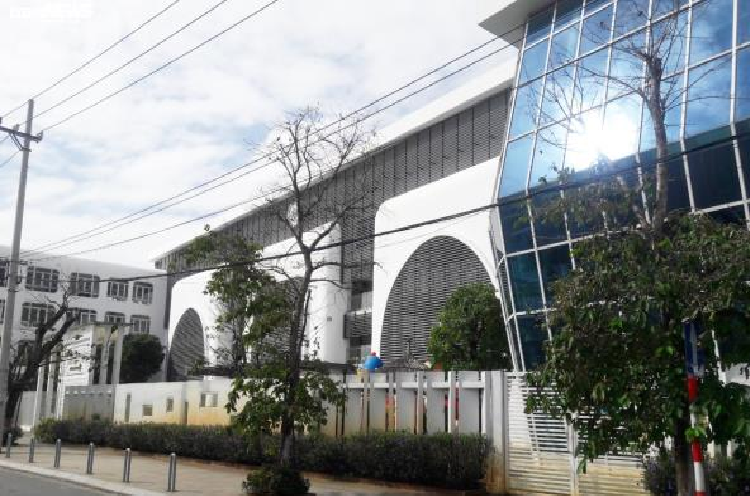 Khu đất 3.264m2 trên đường Ngô Quyền, quận Sơn Trà hiện là Trường Mầm non ABC của Công ty TNHH I.V.C. Các bị can Minh, Chiến cố ý làm trái quy định khi giao quyền sử dụng đất cho Phan Văn Anh Vũ, gây thiệt hại ngân sách hơn 150 tỷ đồng. 