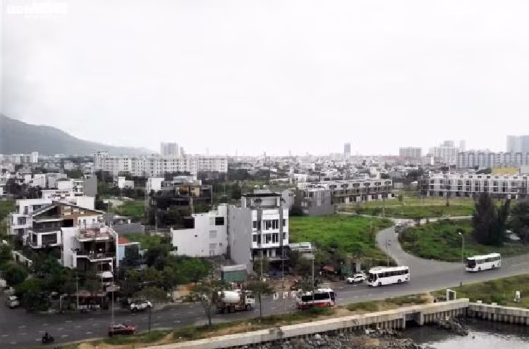 Khu dự án Habour Villa thuộc phường Nại Hiên Đông và Thọ Quang, quận Sơn Trà. Ông Trần Văn Minh và Văn Hữu Chiến cố ý làm trái, chuyển đổi tên, xác định lại đơn giá và giao quyền sử dụng đất các lô A2, A4, A6, A8 giúp Vũ "nhôm" trục lợi, gây thiệt hại ngân sách hơn 2.800 tỷ đồng. 