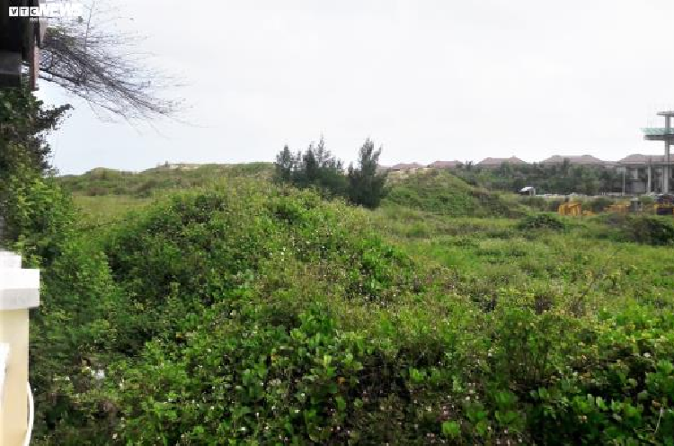 Theo cáo trạng, từ năm 2006 đến 2014, Trần Văn Minh (khi đó là Chủ tịch TP. Đà Nẵng) và Văn Hữu Chiến (khi đó là Phó Chủ tịch TP. Đà Nẵng) cố ý làm trái các quy định về quản lý, sử dụng tài sản Nhà nước, về quản lý đất đai, tạo điều kiện cho Phan Văn Anh Vũ trục lợi cá nhân trong việc mua bán, chuyển nhượng các nhà đất công sản và dự án. Các ông Trần Văn Minh, Nguyễn Ngọc Tuấn, Phan Xuân Ít... cố ý làm trái quy định pháp luật khi giao đất dự án này, gây thiệt hại cho ngân sách Nhà nước hơn 435 tỷ đồng. 