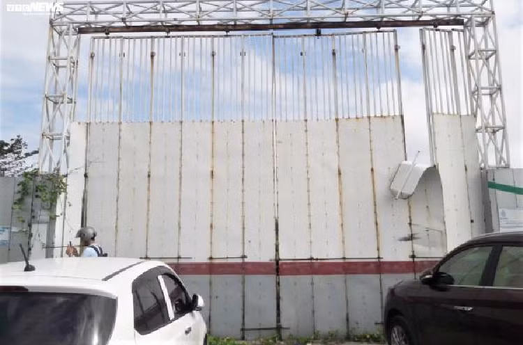 Vũ "nhôm" lợi dụng mối quan hệ thân quen với lãnh đạo UBND TP. Đà Nẵng và các sở, ngành để nắm bắt thông tin quy hoạch về các dự án đất của Đà Nẵng, đặc biệt là các dự án ven biển, sau đó đề nghị Trần Văn Minh và Văn Hữu Chiến chỉ đạo cấp dưới thực hiện các hành vi trái pháp luật giúp Vũ thâu tóm các dự án này, gây thiệt hại cho Nhà nước hơn 19.600 tỷ đồng. Dự án tại vệt du lịch biển (từ Vegas Resort đến Khu du lịch Bến Thành) quận Ngũ Hành Sơn, Đà Nẵng có diện tích 1,5ha. 