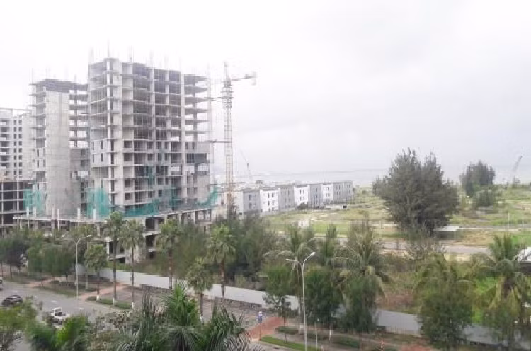 Các ông Trần Văn Minh, Văn Hữu Chiến và cấp dưới ký quyết định giao quyền sử dụng 29ha đất cho công ty của Vũ "nhôm" không qua đấu giá, gây thiệt hại ngân sách Nhà nước 11.200 tỷ đồng. 