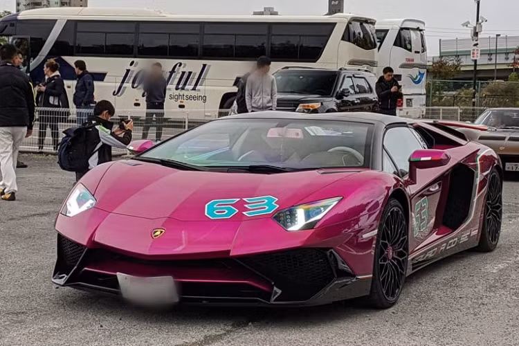 Được giao đến cho chủ nhân tại Nhật Bản vào năm 2017, đây là chiếc Lamborghini Aventador SV Roadster cuối cùng lăn bánh khỏi nhà máy tại Sant’Agata Bolognese. Để đánh dấu sự kết thúc của một dòng xe, Lamborghini, Ad Personam và đặc biệt là chủ xe – một nữ doanh nhân đến từ Nhật Bản, đã cùng nhau tạo nên một chiếc xe độc nhất vô nhị.