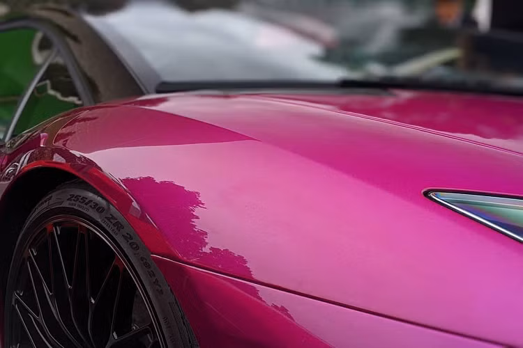 Ngoài phần thân xe, màu sơn này còn được sử dụng tại phần ốc khóa tâm của bánh xe cũng như cùm phanh và viền khuếch tán. Để tạo nét tương phản bên ngoài, phần thân dưới của xe, trụ A, cản trước và cản sau được sơn màu đen bóng. Sau khi về Nhật Bản, chiếc xe được trang điểm thêm một số chi tiết như logo số “63”, “Squadra Corse” cũng như chữ ký khắp ngoại thất.