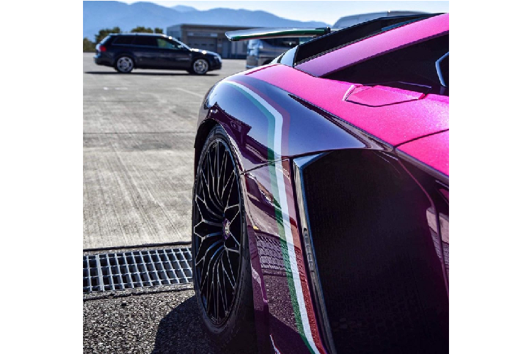 Đặc biệt hơn, chiếc xe Aventador SV Roadster cuối cùng này còn nhận được một số nâng cấp và các chi tiết thửa riêng do ông Giorgio Sanna, Giám đốc bộ phận đua xe thể thao của Lamborghini đảm trách.