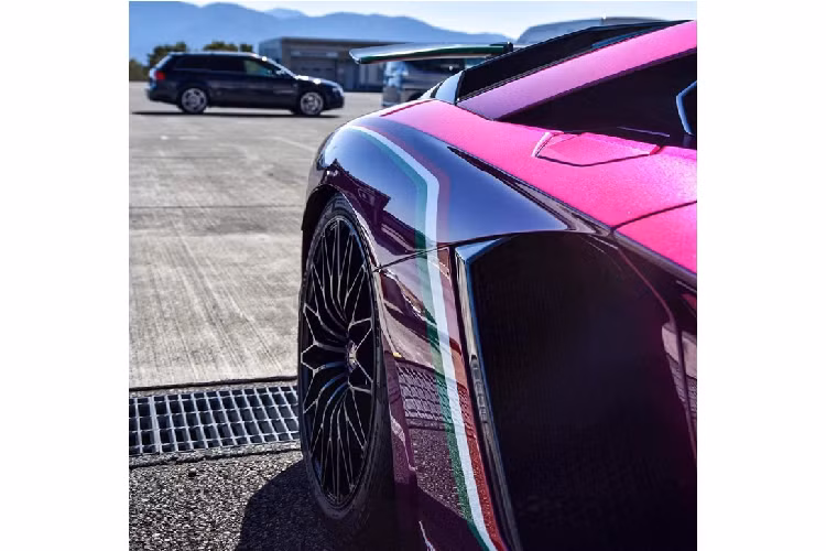 Đặc biệt hơn, chiếc xe Aventador SV Roadster cuối cùng này còn nhận được một số nâng cấp và các chi tiết thửa riêng do ông Giorgio Sanna, Giám đốc bộ phận đua xe thể thao của Lamborghini đảm trách.