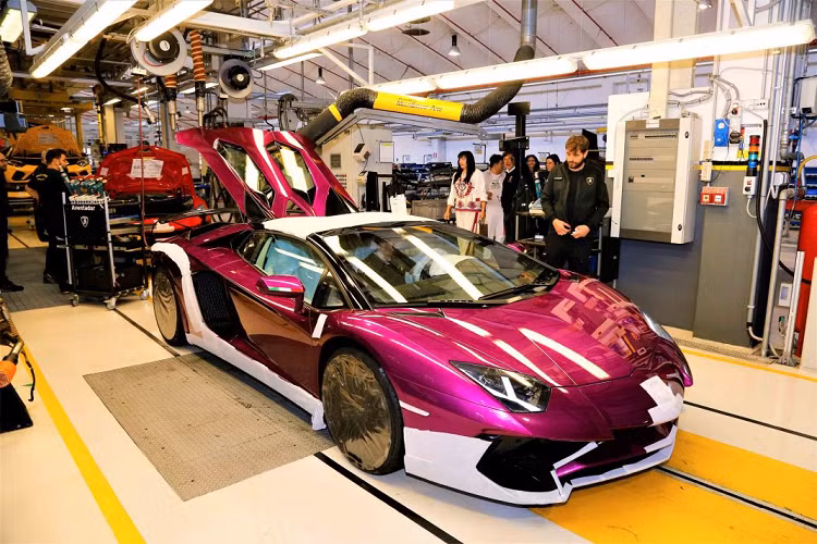 Sau khi chiếc Aventador SV Roadster “Giorgio Sanna” Edition rời khỏi dây chuyền, Lamborghini đã bắt đầu việc sản xuất những chiếc Aventador hiệu năng cao mới hơn là Aventador SVJ và SVJ Roadster.