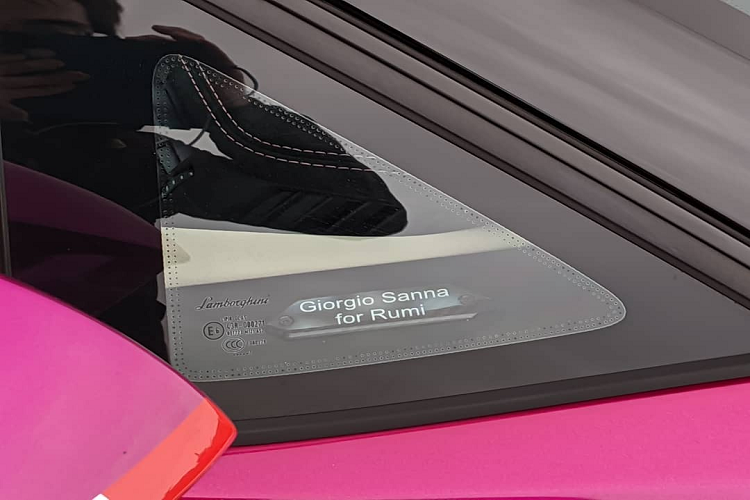 Bên trong, khoang lái của chiếc siêu xe Lamborghini Aventador SV Roadster cuối cùng sở hữu tông màu trắng làm chủ đạo. Các chi tiết tương phản của nội thất được tạo nên từ các mảnh da, các đường chỉ khâu màu hồng nhạt nữ tính. Một số chi tiết khác cũng sở hữu màu này là nắp che nút khởi động, da bọc vô-lăng, lẫy chuyển số và thậm chí là ốp gương chiếu hậu.