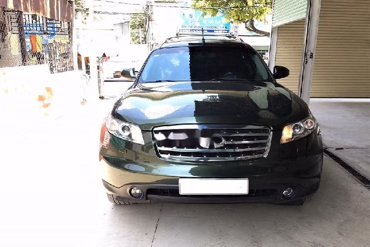 Viền kính và tay nắm cửa của xe sang Infiniti FX35 cũ có cùng tông màu sáng tương phản màu thân xe. Cản va sau thiết kế đơn giản với ống xả đơn. Đèn báo phanh trên cao tích hợp cùng cánh gió đuôi xe. Mâm 8 chấu đơn khỏe khoắn.