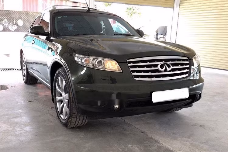  Infiniti FX35 đời 2005 được rao bán nhập khẩu nguyên chiếc, màu sơn ngoại thất xanh rêu Army cực kỳ hầm hố và cá tính. Phần đầu xe có lưới tản nhiệt dạng hình thang với các thanh nan sáng bóng kích thước lớn và logo thương hiệu nằm chính giữa, cụm đèn pha to và khá đơn điệu 2 bên, đèn sương mù tròn nằm ở vị trí khá thấp.